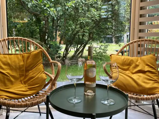 Chalet Leentje | Pays-Bas, Utrecht, Doorn - chalet Asseyez-vous près des portes-fenêtres.