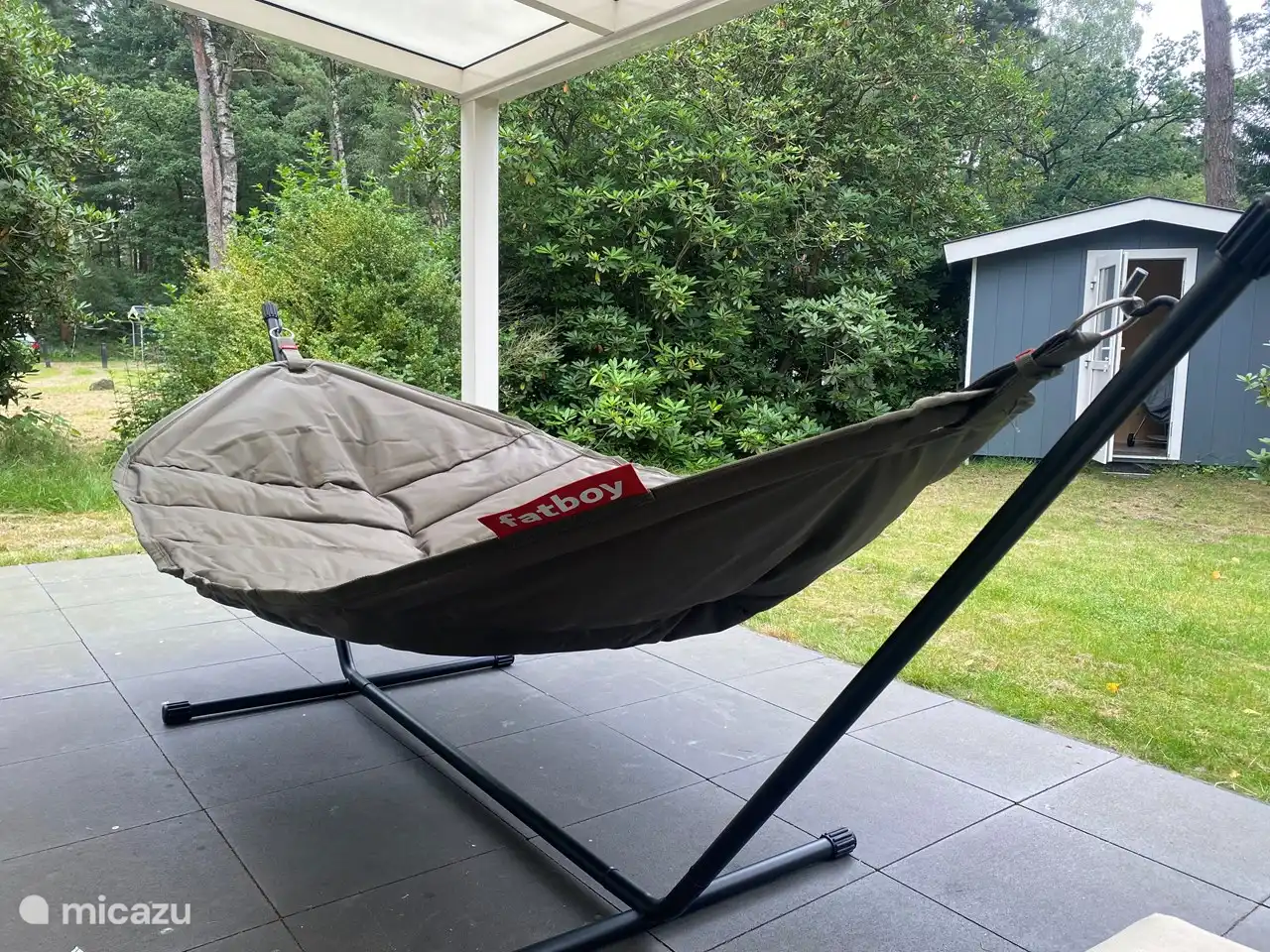 Faulenzen Sie das ganze Jahr über in der Hängematte unter der Veranda.