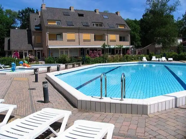 Das Schwimmbad am Anfang des Parks