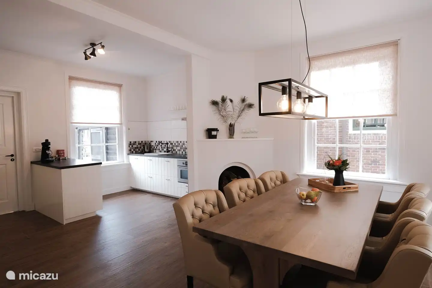 geräumiges Wohnzimmer