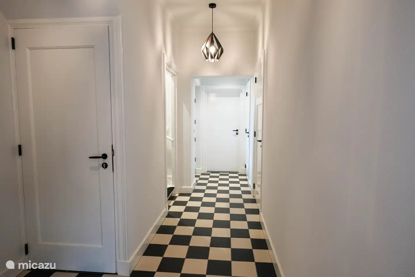 die Halle mit WC und Bad