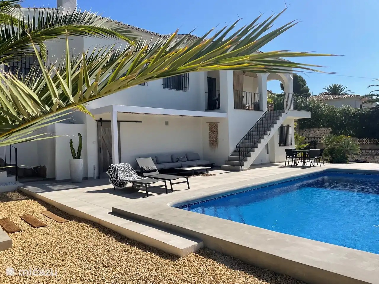 Ruime villa op royaal perceel, voorzijde 