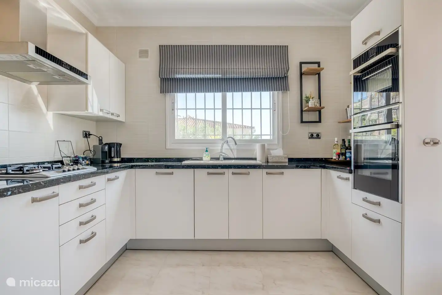 Keuken voorzien van meerdere apparaten, o.a. grote oven, combimagnetron, koelvriescombinatie, vaatwasser en wasmachine