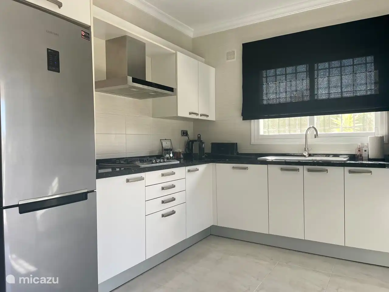 Keuken voorzien van meerdere apparaten, o.a. grote oven, combimagnetron, koelvriescombinatie, vaatwasser en wasmachine