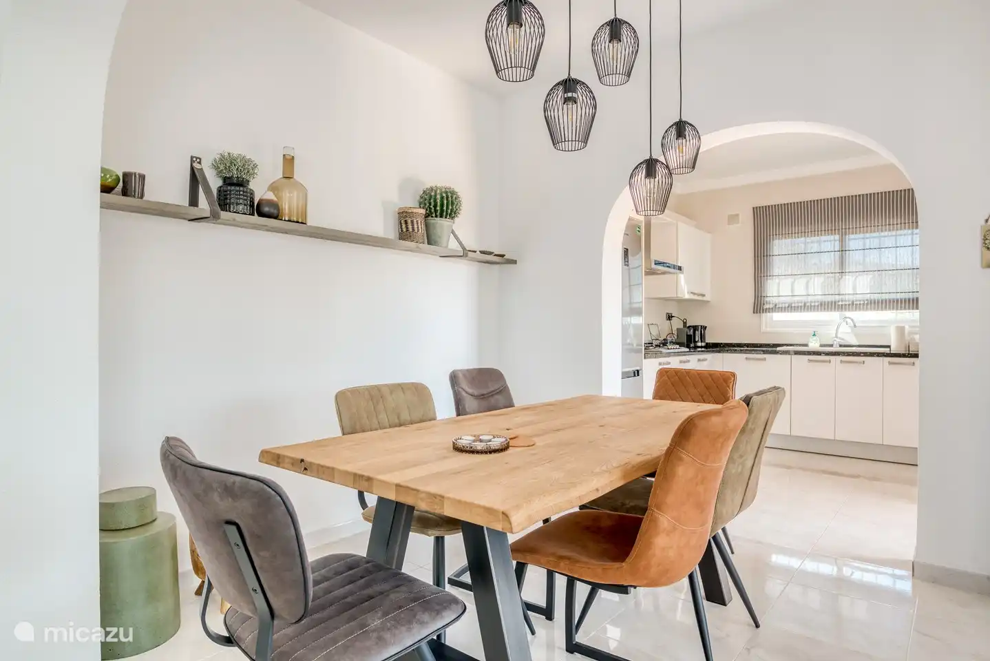 Eetkamer voorzien van eettafel met 6 stoelen