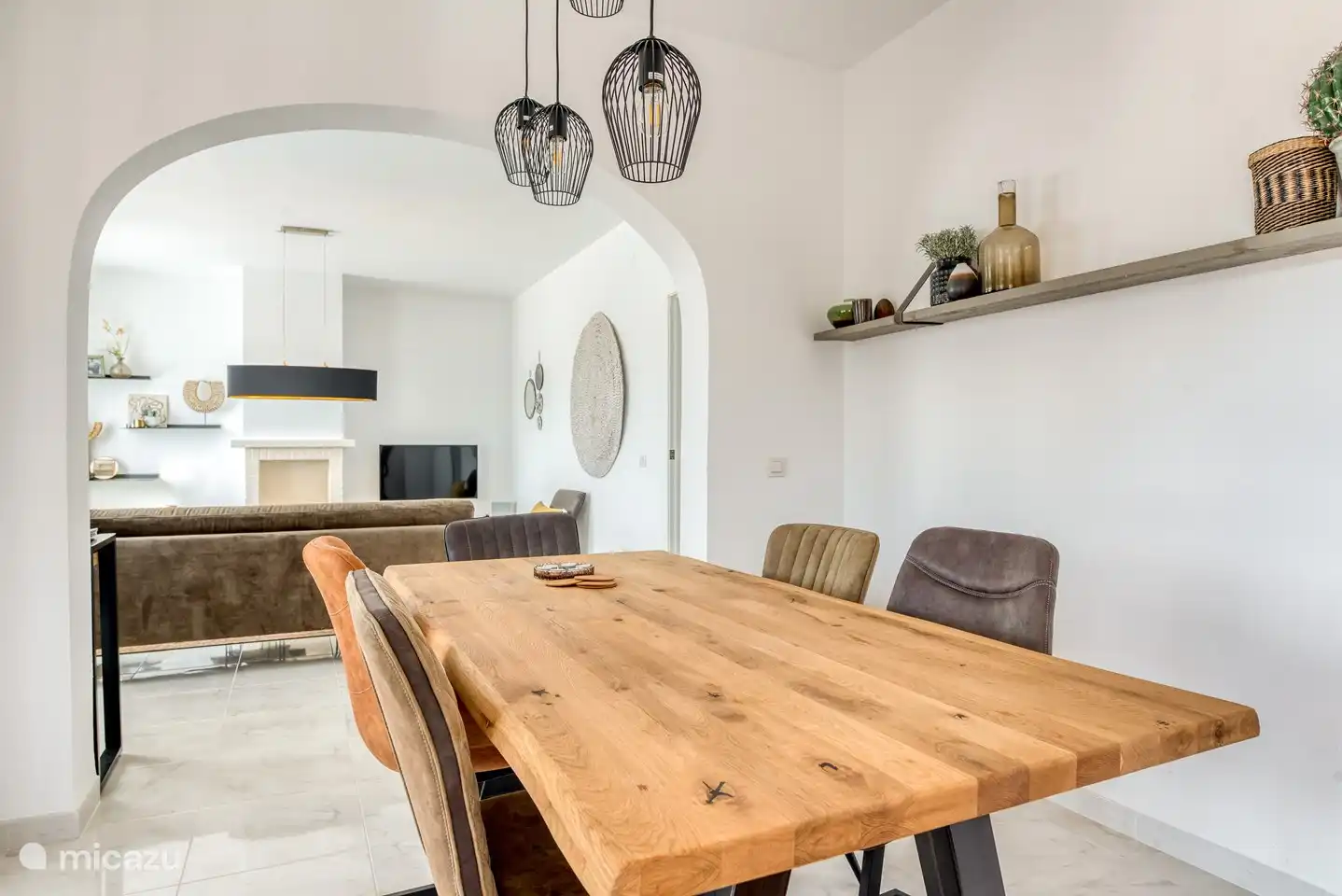 Eetkamer voorzien van eettafel met 6 stoelen