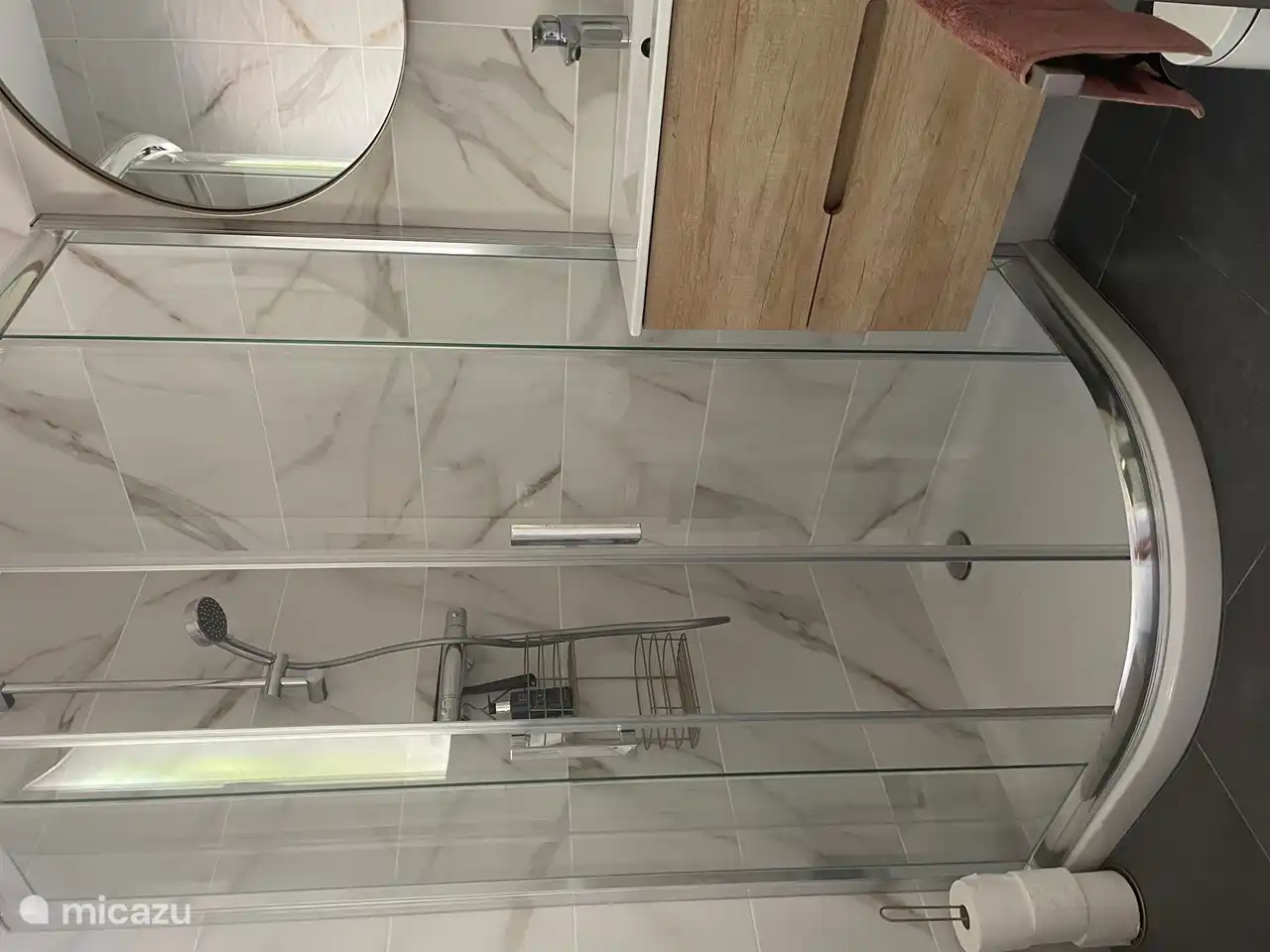 Badkamer 2 met douchecabine en toilet 