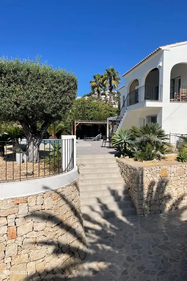 Trapopgang naar terras