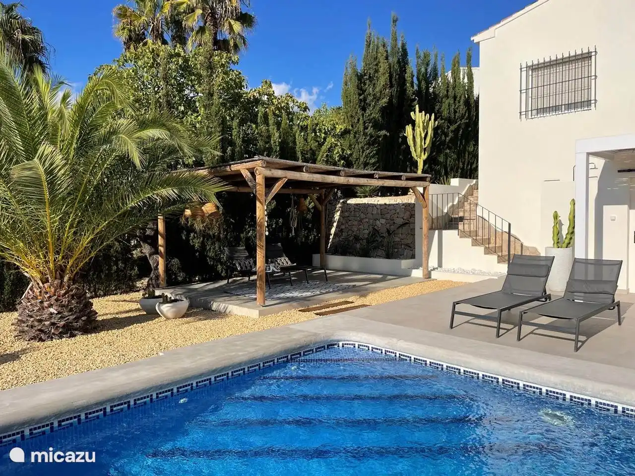 Fijne schaduwplek onder de cabana