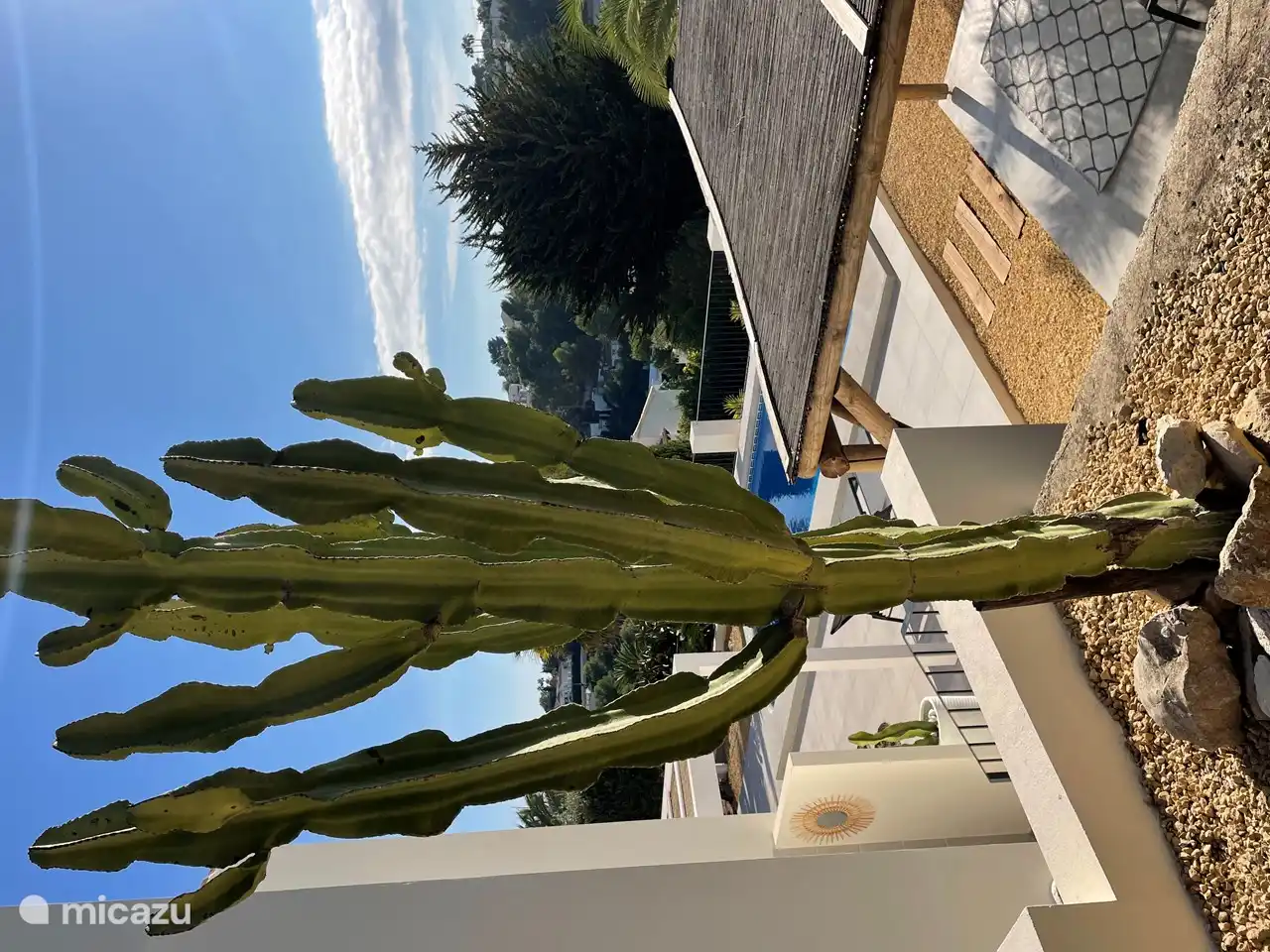 Zicht vanuit zijkant villa 