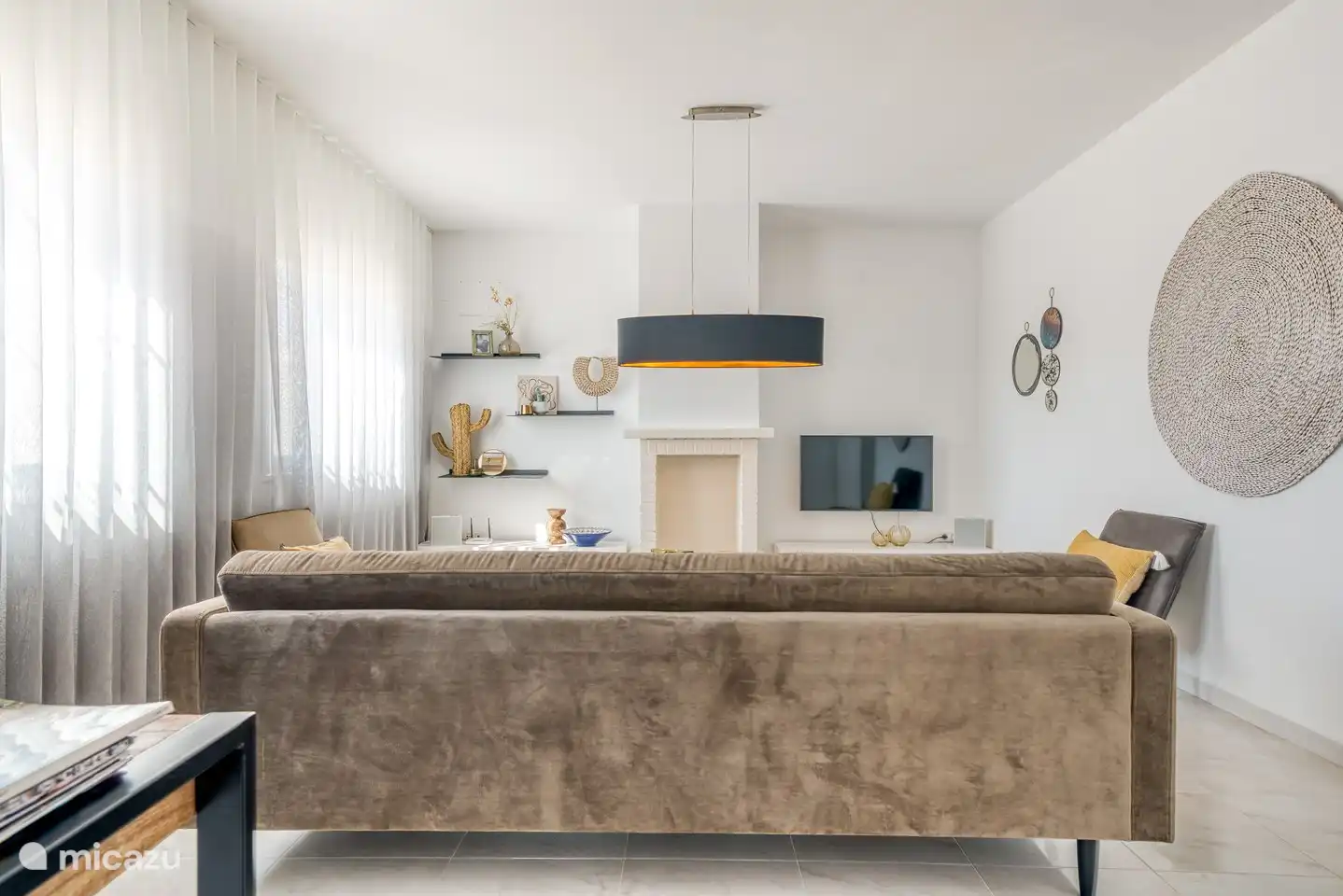 Woonkamer met bureau, radio, TV en internet