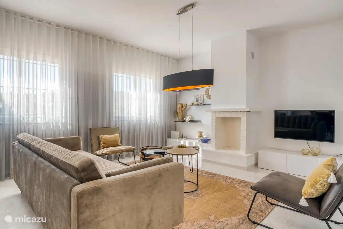 Woonkamer met bureau, radio, TV en internet