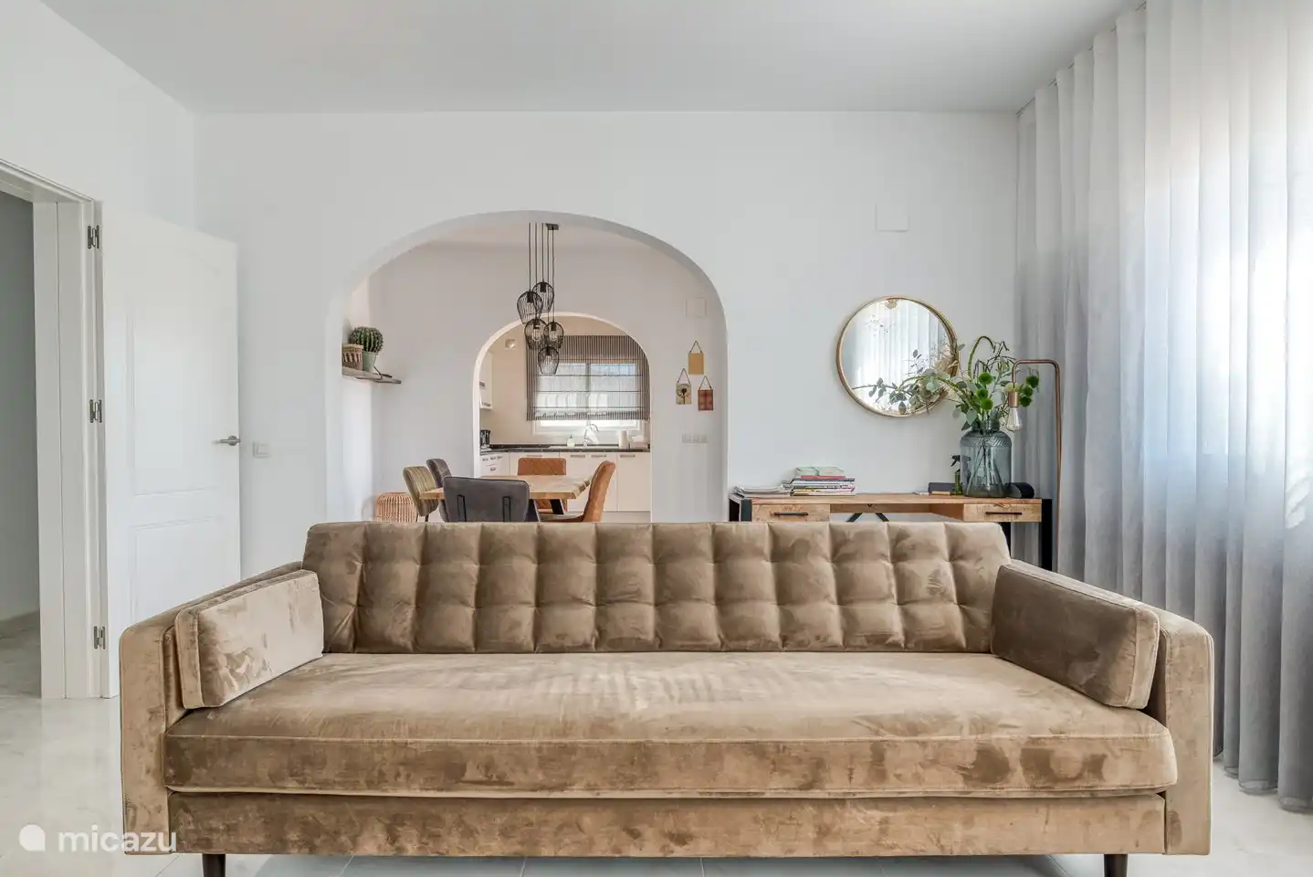 Woonkamer met bureau, radio, TV en internet