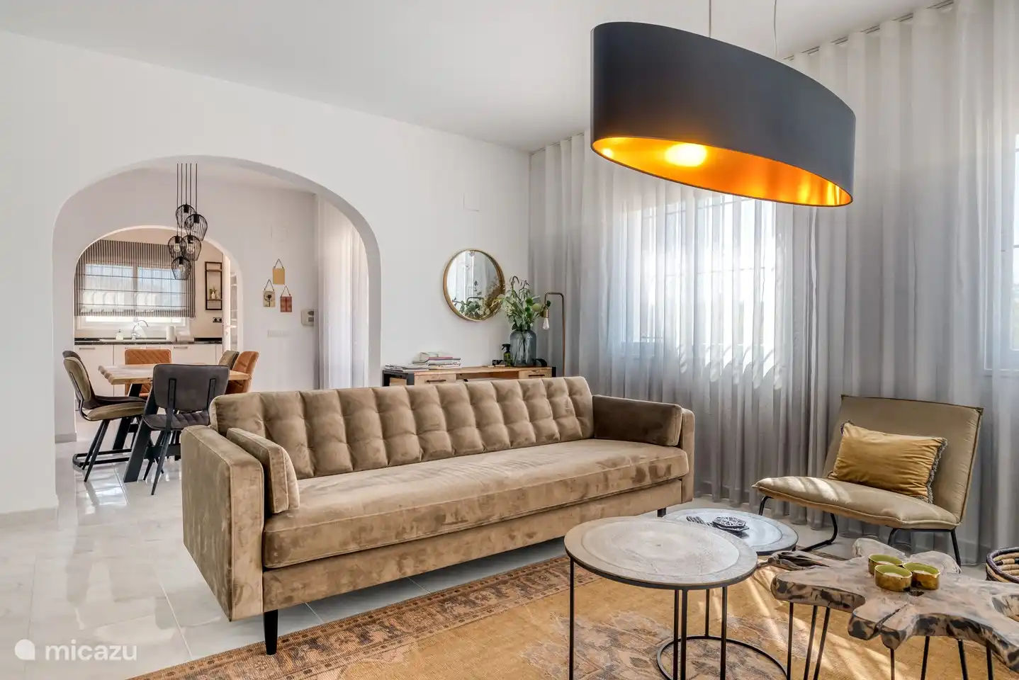 Woonkamer met bureau, radio, TV en internet