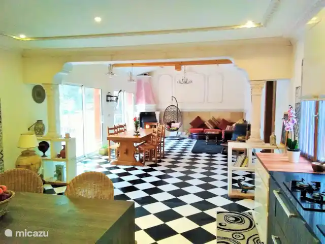 Innièze | France, Lot, Lachapelle-Auzac - maison de vacances salon et cuisine