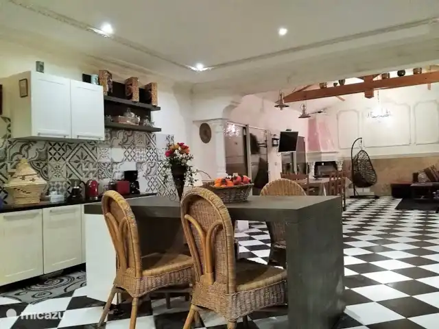 Innièze | France, Lot, Lachapelle-Auzac - maison de vacances cuisine avec coin repas