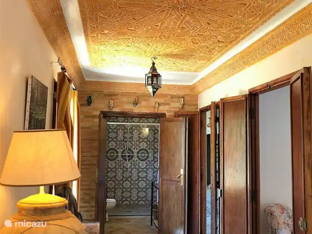 Innièze | France, Lot, Lachapelle-Auzac - maison de vacances couloir à la salle de bain