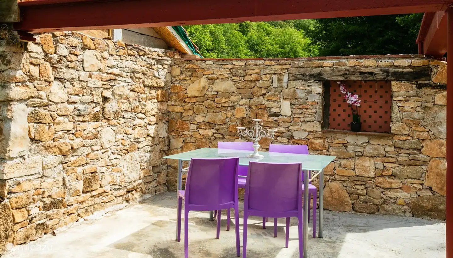 terrasse avec table et chaises