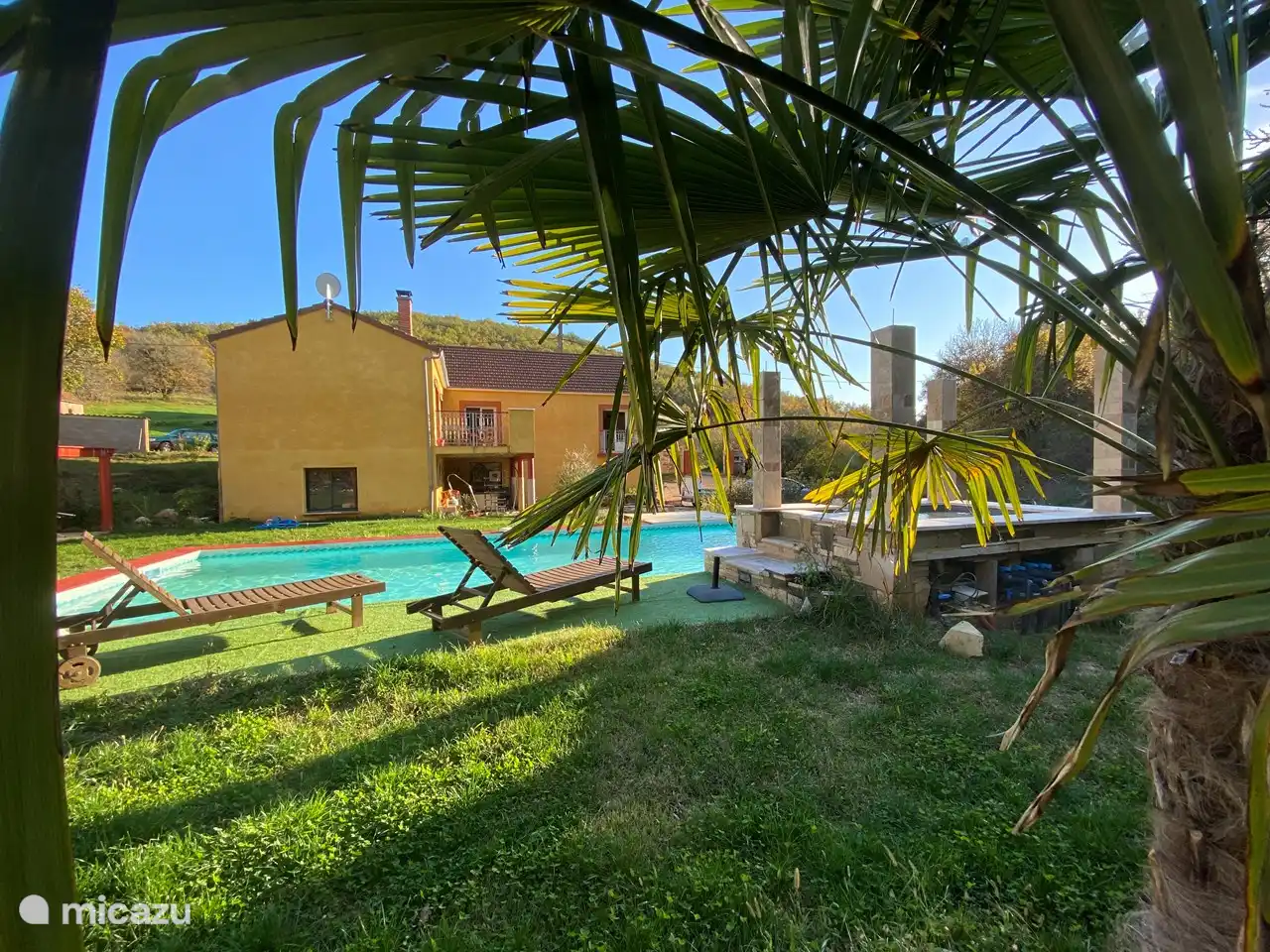 piscine avec transats