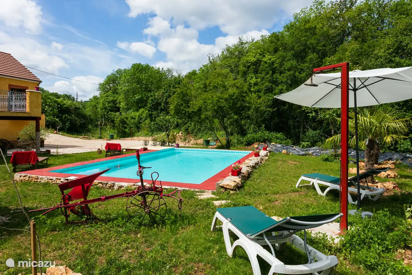 piscine avec transats