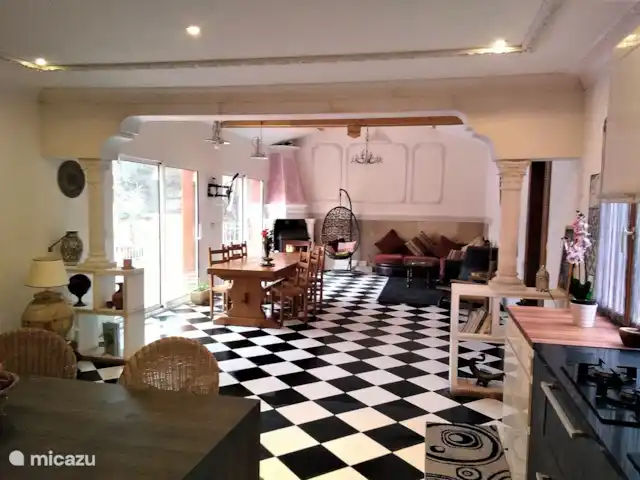 Innièze | France, Lot, Lachapelle-Auzac - maison de vacances salon et cuisine