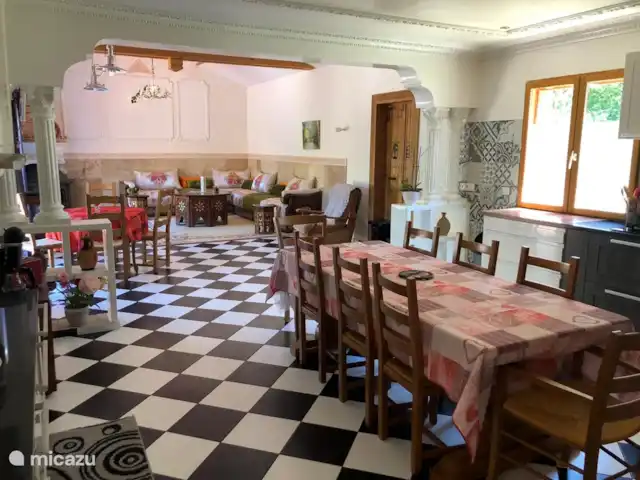 Innièze | France, Lot, Lachapelle-Auzac - maison de vacances grande salle à manger
