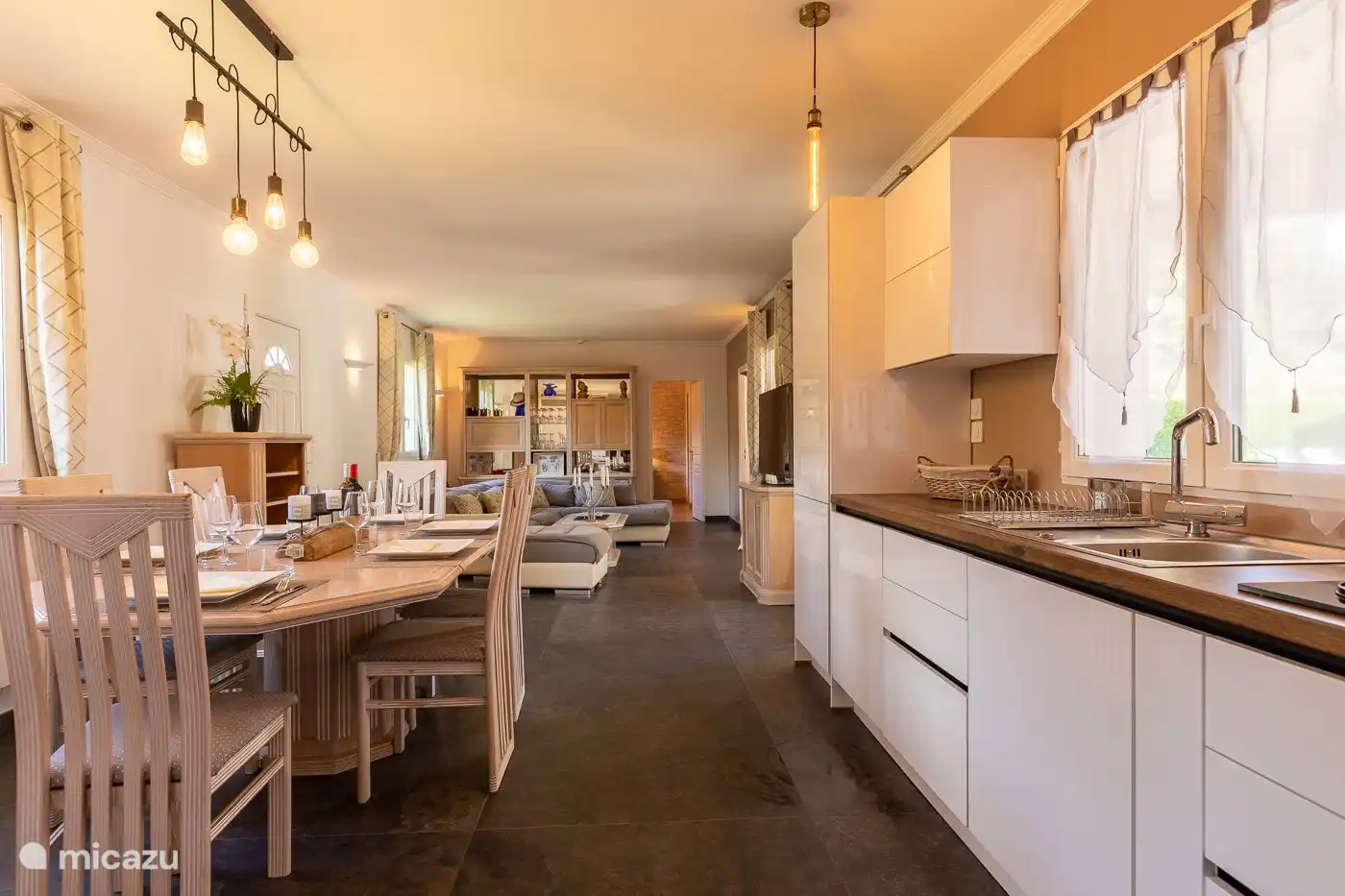 Küche und Esstisch mit Stühlen