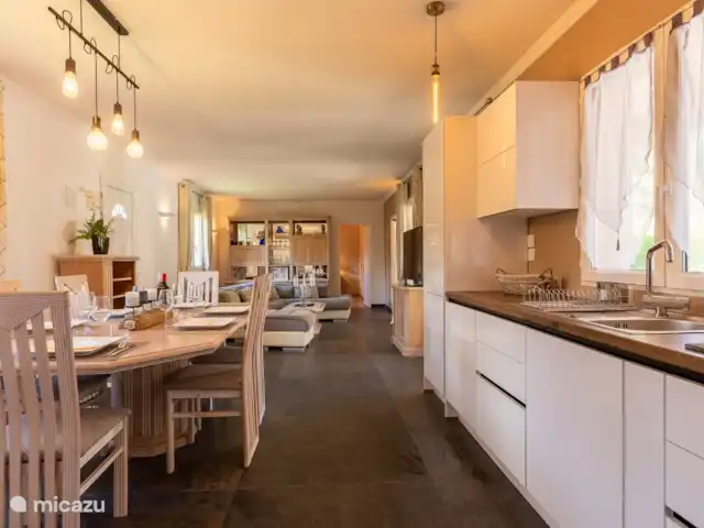 La Grauvière | France, Lot, Anglars-Nozac - maison de vacances cuisine et table à manger avec chaises