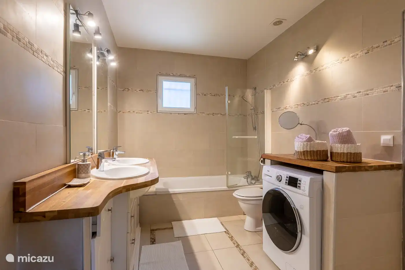 Badezimmer mit Waschmaschine