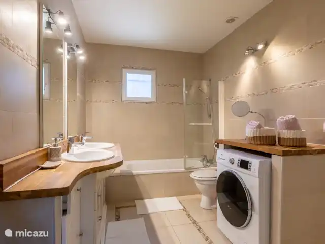 La Grauvière | France, Lot, Anglars-Nozac - maison de vacances salle de bain avec machine à laver