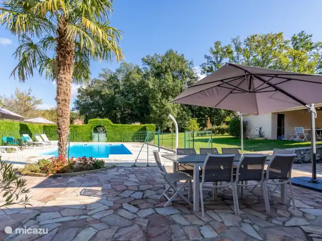 La Grauvière | France, Lot, Anglars-Nozac - maison de vacances vue sur la piscine depuis la terrasse