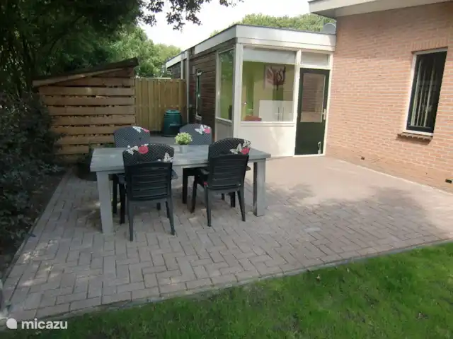 Maison de vacances 'Geel Koper' Veluwe! | Pays-Bas, Gueldre, Wells - maison de vacances La terrasse sous les arbres. Merveilleux quand il fait très chaud.