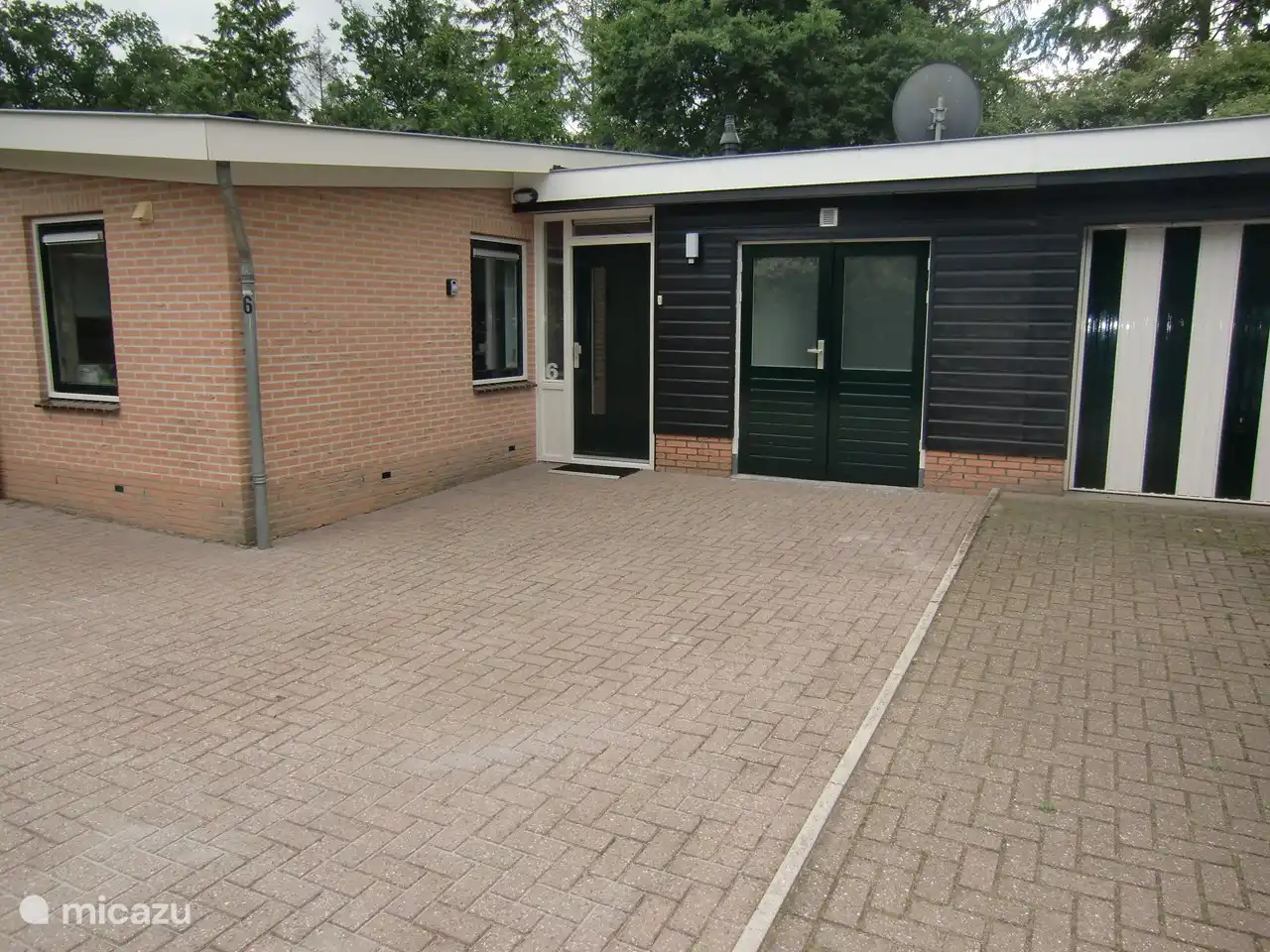 The entrance of the holiday home with the double doors of the storage room.