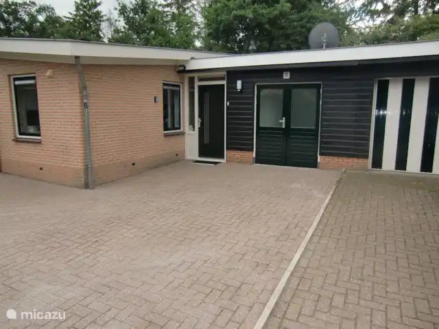 Maison de vacances 'Geel Koper' Veluwe! | Pays-Bas, Gueldre, Wells - maison de vacances L'entrée de la maison de vacances avec les doubles portes du débarras à côté.