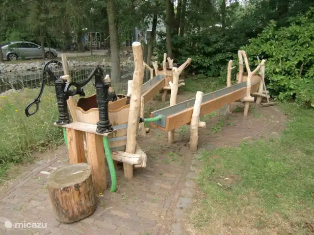 Maison de vacances 'Geel Koper' Veluwe! | Pays-Bas, Gueldre, Wells - maison de vacances SOINS EN DEHORS DU GITE. Amusez-vous à jouer avec l'eau.