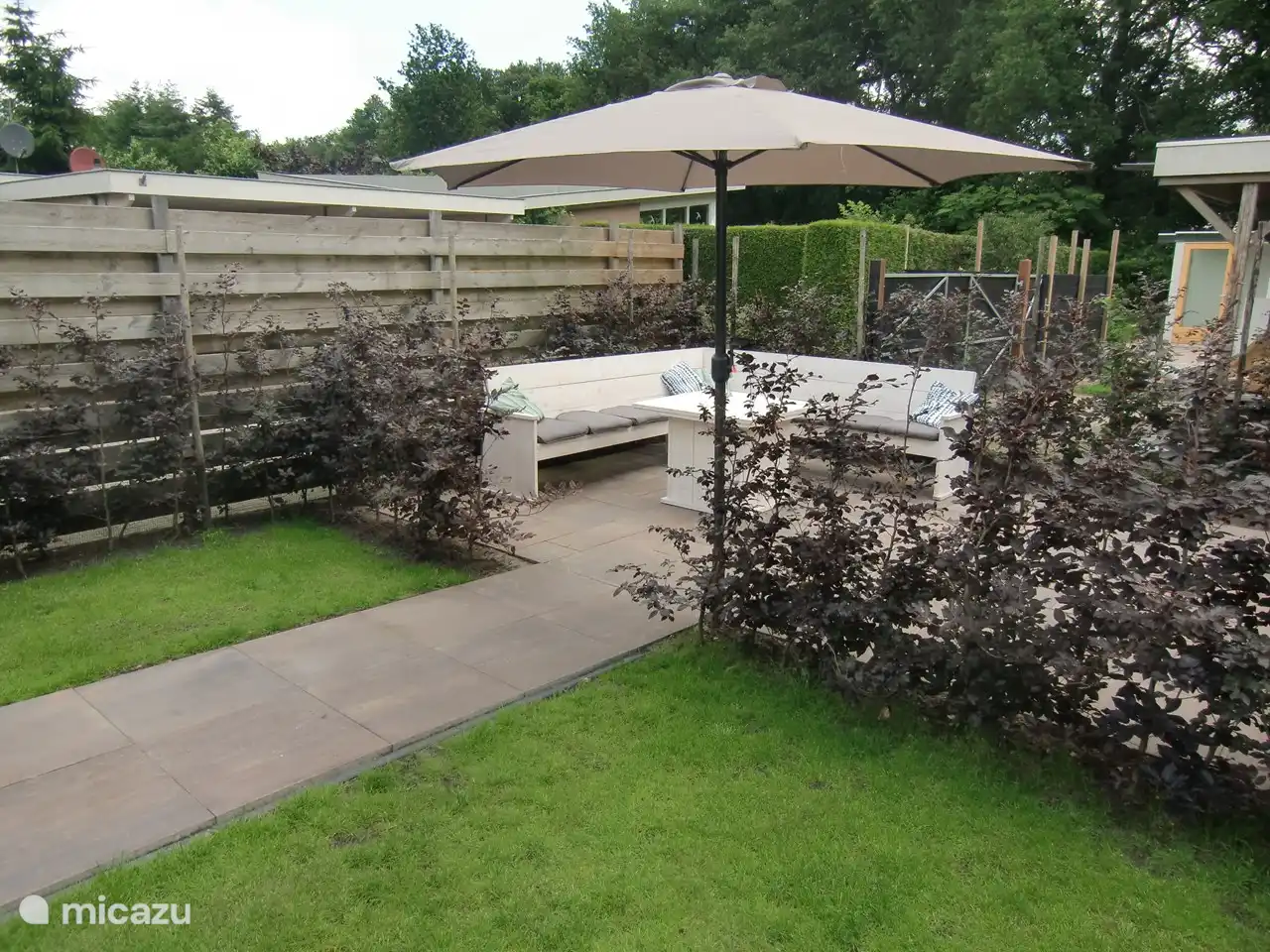 The lounge corner, located on the west. In the evening you can barbecue in the sun.