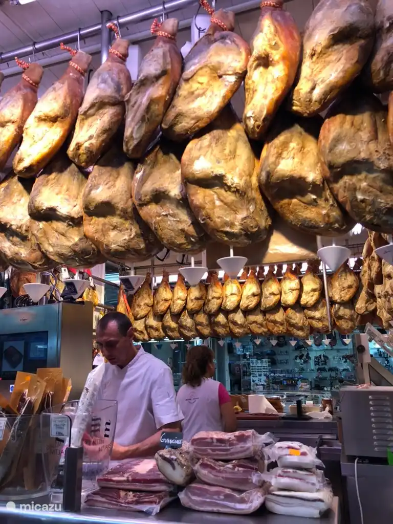 Beoremde Spaanse Jamon wird sogar frisch für Sie im Supermarkt geschnitten