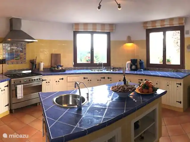 La Casa del Sol huren in Spanje, Costa Blanca, Moraira - villa Zonnige royale keuken met Smeg fornuis, kookeiland en meerdere waterpunten. In het kookeiland bevindt zich een kraan met gezuiverd water uit eigen waterzuiveringsinstallatie.