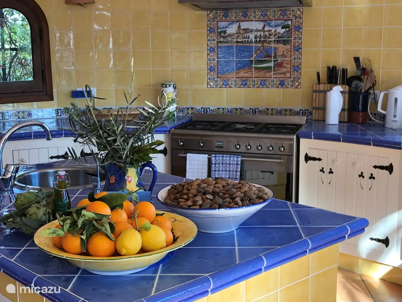 la cuisine est entièrement équipée.