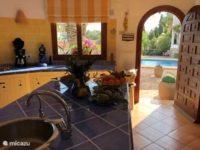 La Casa del Sol huren in Spanje, Costa Blanca, Moraira - villa vanuit de keuken directe toegang naar  het terras en zwembad. Het guesthouse op de foto zichtbaar wordt niet verhuurd.