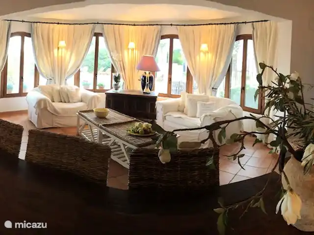 La Casa del Sol huren in Spanje, Costa Blanca, Moraira - villa Zithoek op de begane grond met royale 2 persoons love chairs van Rivièra Maison en eettafel voor 10 personen.