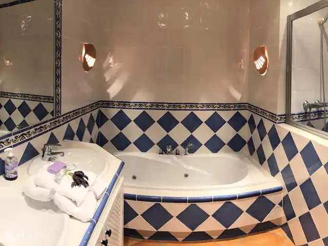 La Casa del Sol huren in Spanje, Costa Blanca, Moraira - villa Badkamer eerste verdieping met Jacuzzi, douche wc en separaat bidet en dubbele wastafel.