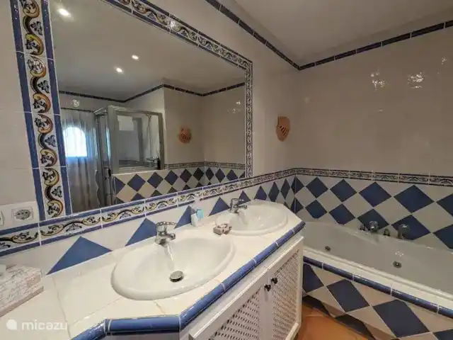La Casa del Sol huren in Spanje, Costa Blanca, Moraira - villa badkamer verdieping met jacuzzi
