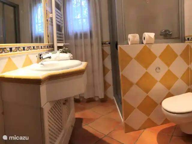 La Casa del Sol huren in Spanje, Costa Blanca, Moraira - villa Op de begane grond bevinden zich een mooie tweepersoons slaapkamer annex badkamer in zonnige gele tint.