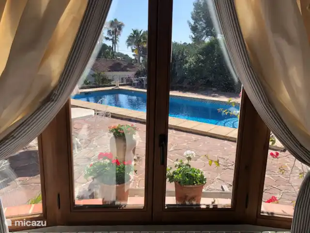 La Casa del Sol huren in Spanje, Costa Blanca, Moraira - villa Zicht op zwembad vanuit zitkamer.