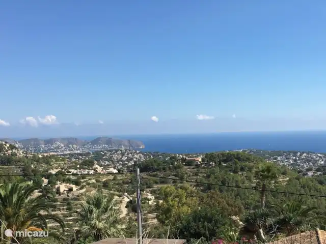 La Casa del Sol huren in Spanje, Costa Blanca, Moraira - villa uitzicht vanaf het dakterras. Het strand van Calle Advocat, must see volgens trip advisor, is op loopafstand.