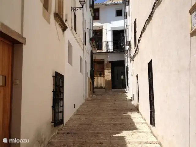 La Casa del Sol huren in Spanje, Costa Blanca, Moraira - villa De smalle straatjes bieden de bewoners in de zomer de benodigde schaduw.