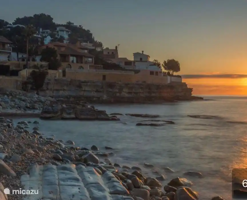 Photo des locataires, prise en août dernier, de la plage de la Calle Advocat à distance de marche