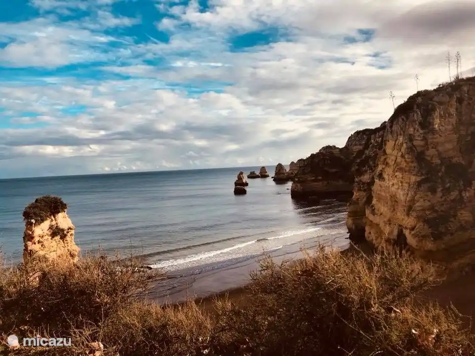 playa y acantilados el esplendor del Algarve