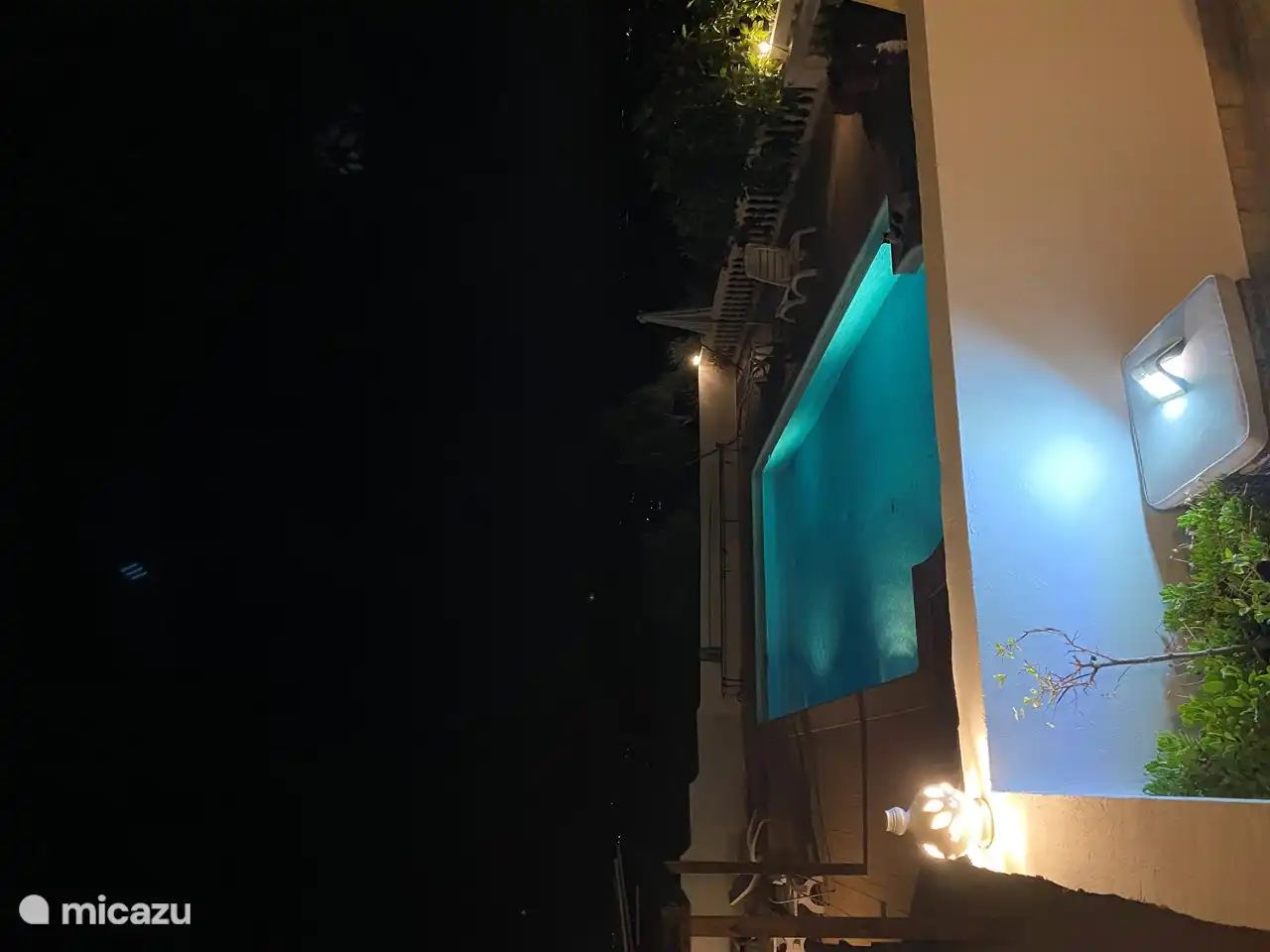 piscina por la noche iluminación ambiental
